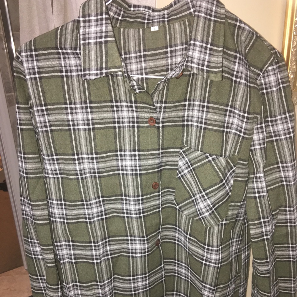 NWOT Olive Plaid Top Size Large Boxy Style Long Sleeve Button Down